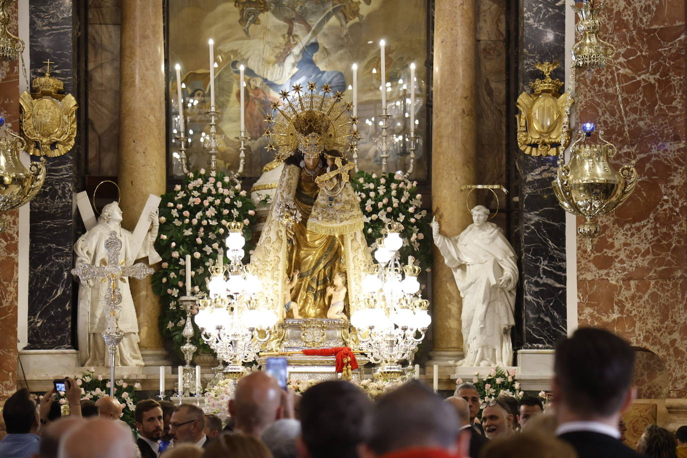 Salida extraordinaria de la talla original de la Virgen de los Desamparados