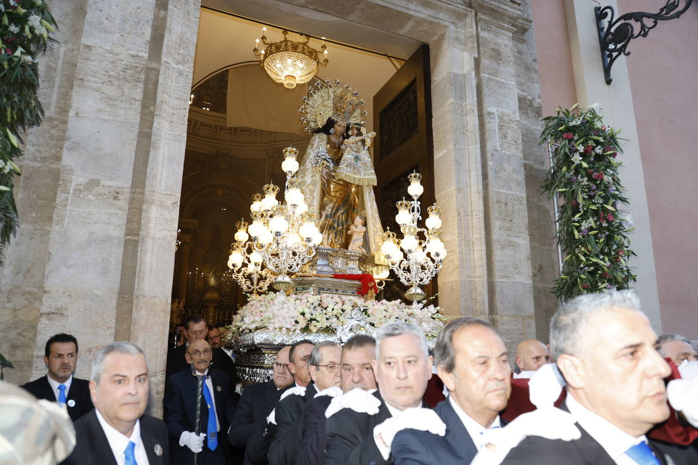 Salida extraordinaria de la talla original de la Virgen de los Desamparados