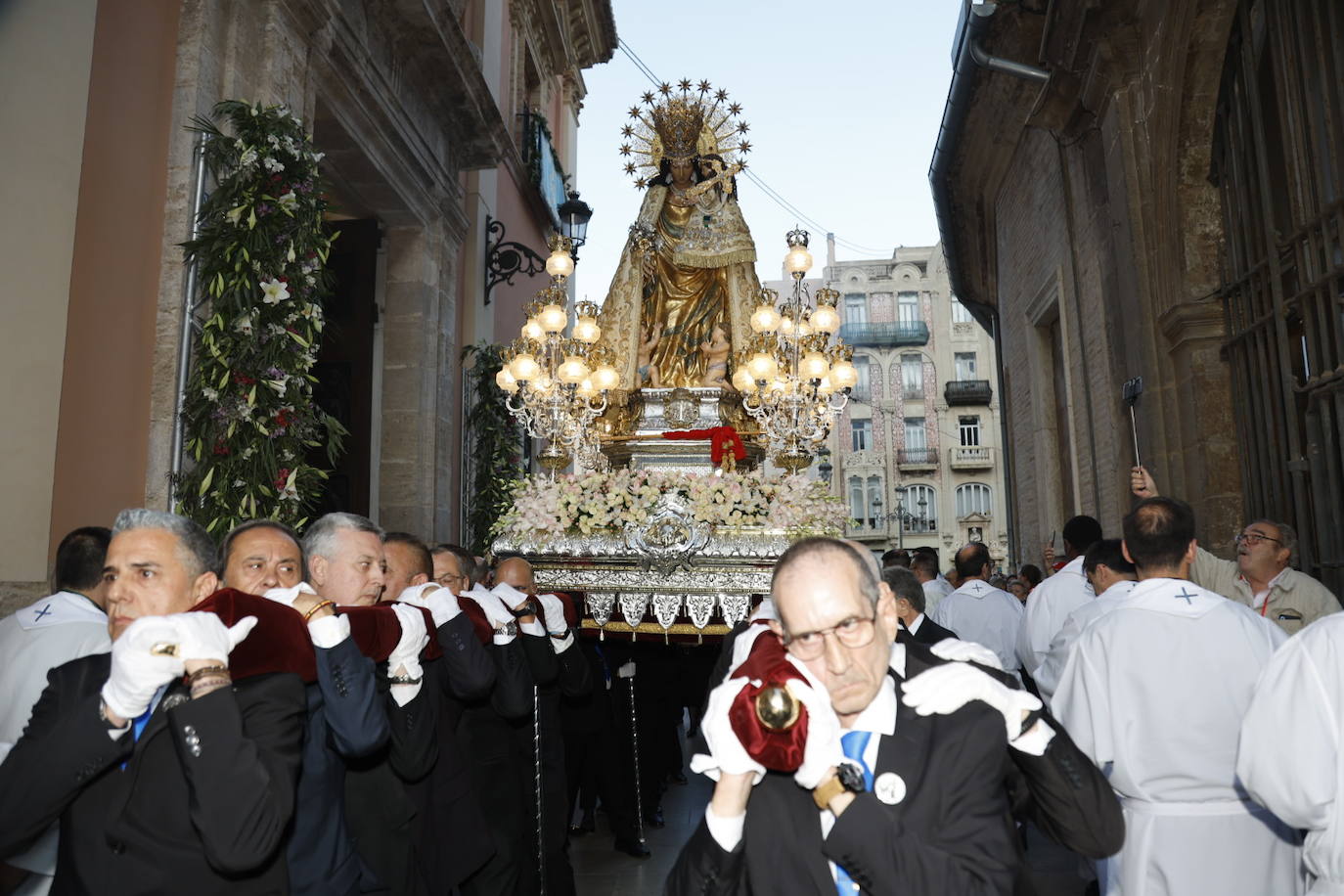 Salida extraordinaria de la talla original de la Virgen de los Desamparados