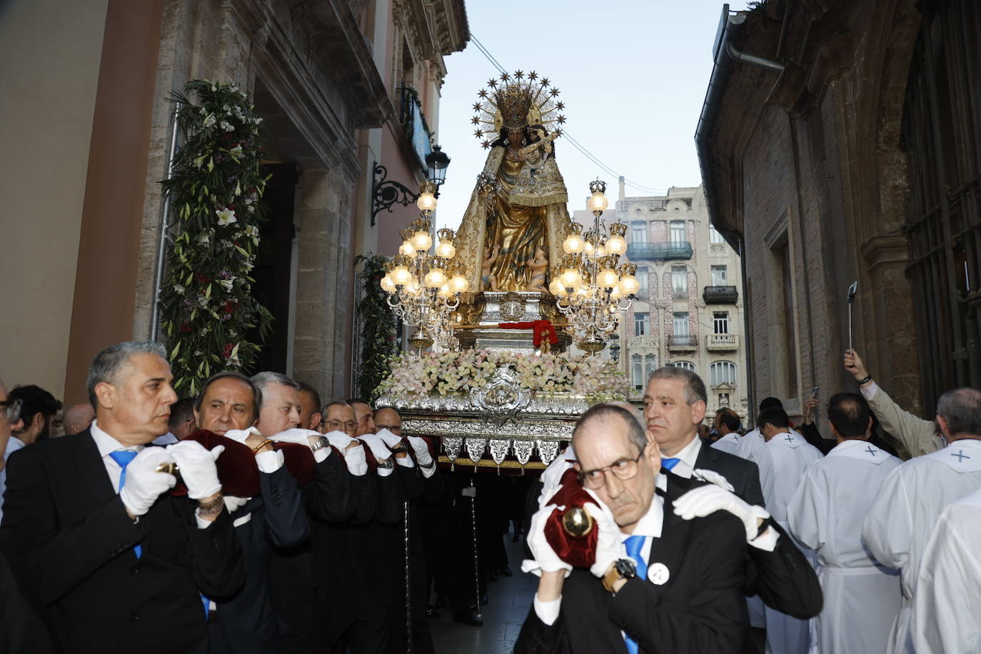 Salida extraordinaria de la talla original de la Virgen de los Desamparados