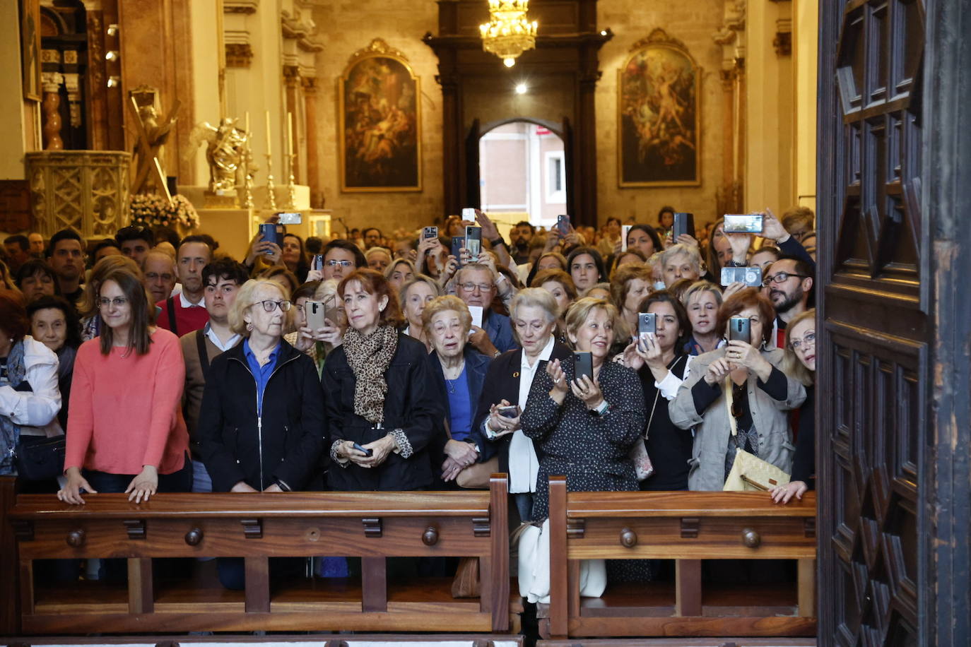 Salida extraordinaria de la talla original de la Virgen de los Desamparados