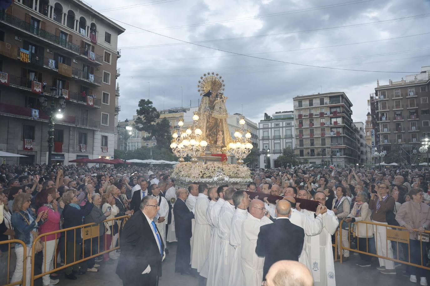 Salida extraordinaria de la talla original de la Virgen de los Desamparados