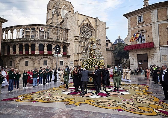 El piquete militar, junto a la imagen de la Virgen el pasado año.