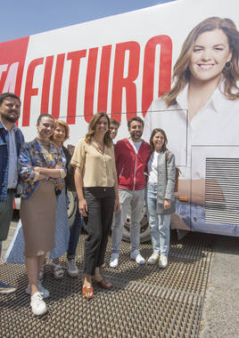 Sandra Gómez presenta el autobús de su campaña electoral.