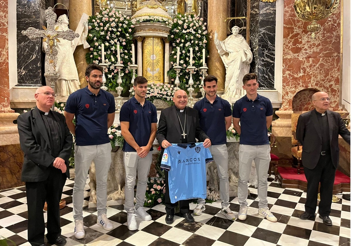 Los capitanes del Levante, Postigo, Iborra, Rober Pier y Pepelu en la Basílica de la Virgen de los Desamparados