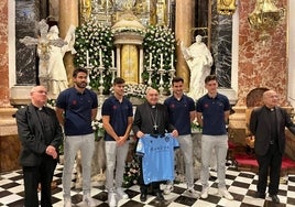 Los capitanes del Levante, Postigo, Iborra, Rober Pier y Pepelu en la Basílica de la Virgen de los Desamparados