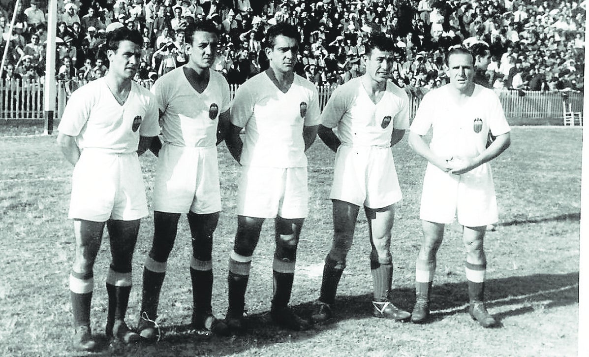 Imagen principal - La Delantera Eléctrica, Waldo rematando y Villa celebra un gol con Albelda.