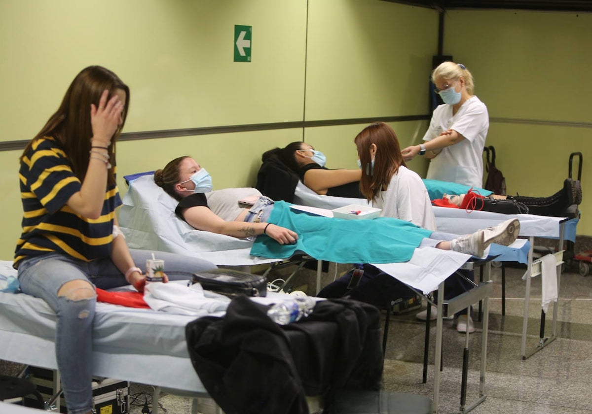 Tres donantes atendidas por profesionales sanitarias este viernes en la estación de metro de Colón, en Valencia.