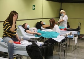 Tres donantes atendidas por profesionales sanitarias este viernes en la estación de metro de Colón, en Valencia.