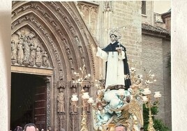 Salida de la imagen de San Vicente de la Catedral, en la procesión de la Virgen de anteriores ediciones.