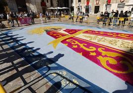 La Plaza de la Virgen presenta una gran alfombra de serrín con la imagen de la Mare de Déu