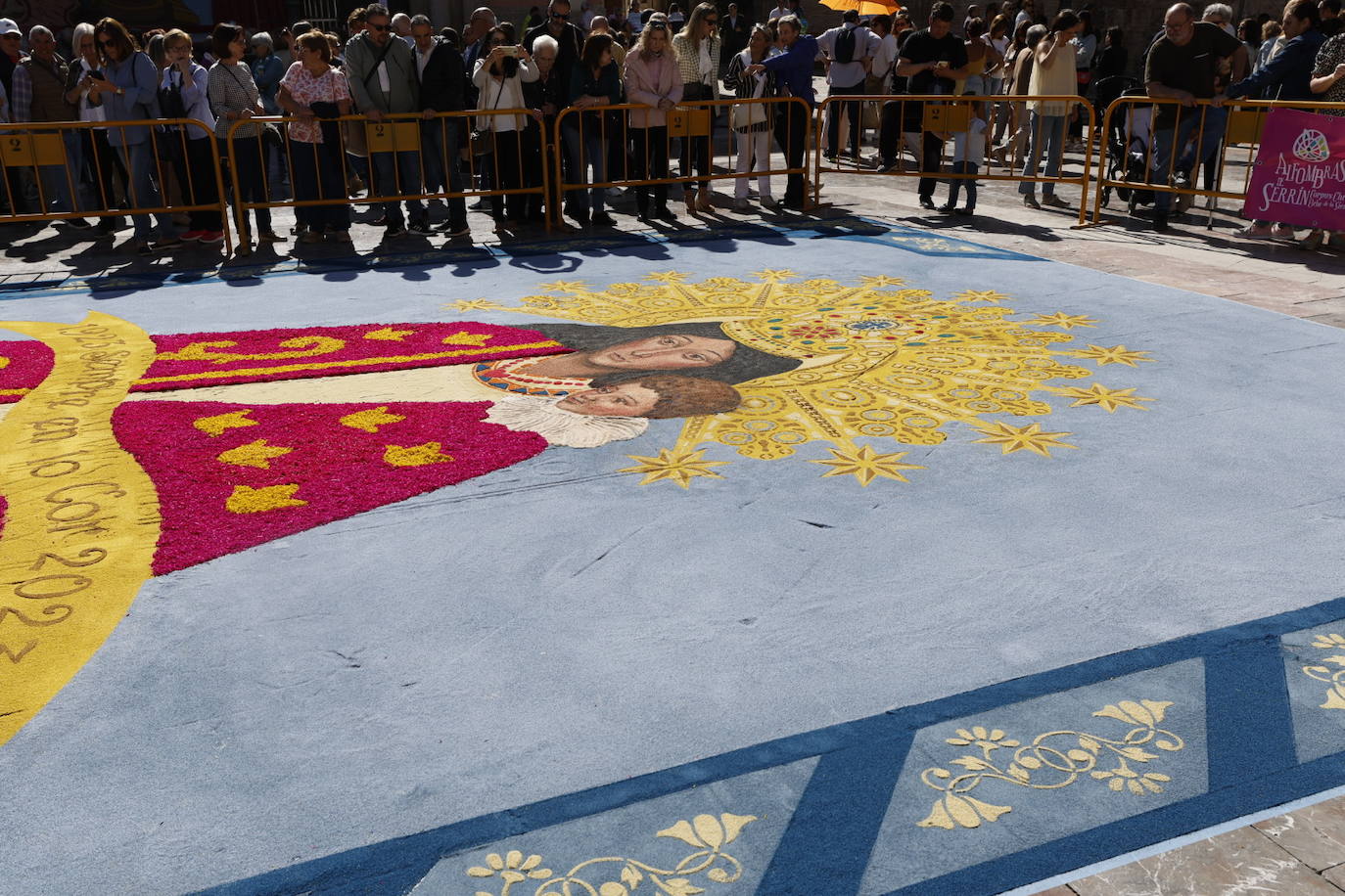 Así es la gran alfombra con la imagen de la Virgen de los Desamparados