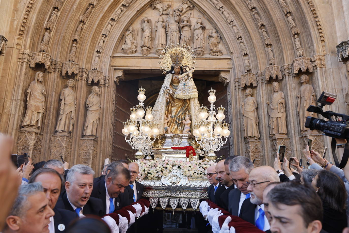 Las mejores imágenes de la procesión extraordinaria por el centenario de la Coronación de la Virgen de los Desamparados