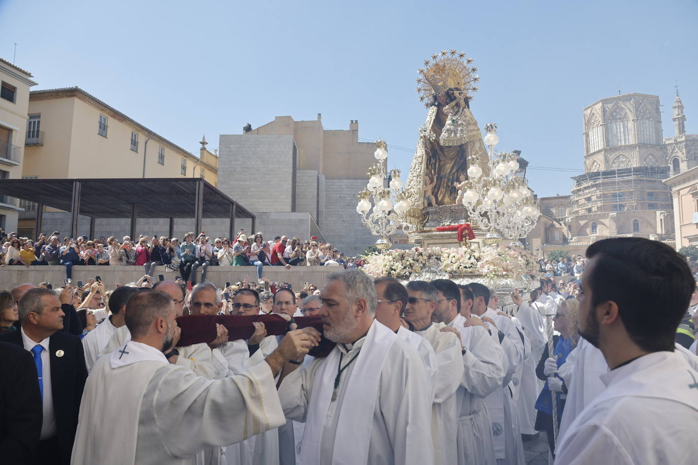 Las mejores imágenes de la procesión extraordinaria por el centenario de la Coronación de la Virgen de los Desamparados