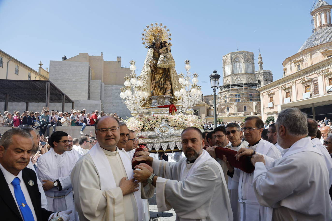 Las mejores imágenes de la procesión extraordinaria por el centenario de la Coronación de la Virgen de los Desamparados