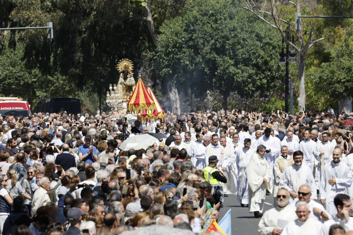 Salida de la imagen original de la Virgen de los Desamparados.