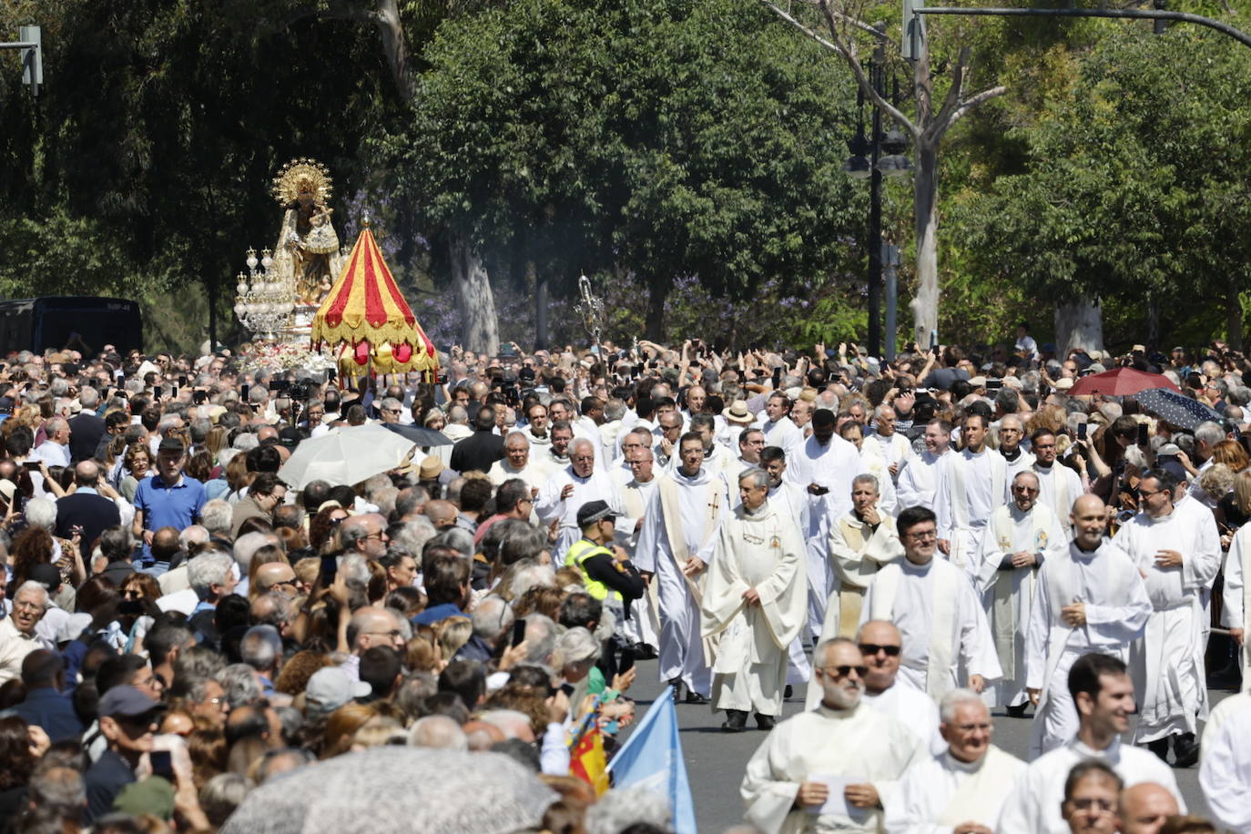 Las mejores imágenes de la procesión extraordinaria por el centenario de la Coronación de la Virgen de los Desamparados