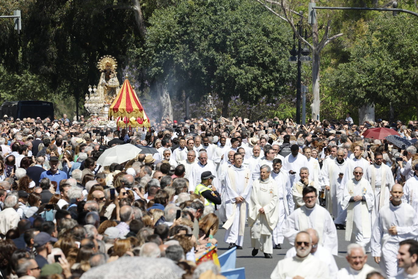 Las mejores imágenes de la procesión extraordinaria por el centenario de la Coronación de la Virgen de los Desamparados