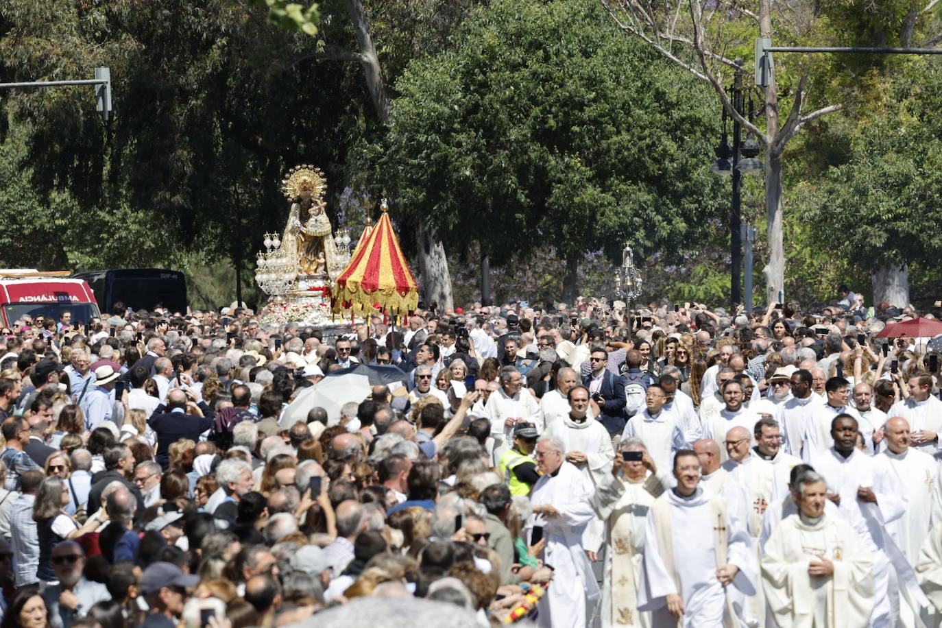 Las mejores imágenes de la procesión extraordinaria por el centenario de la Coronación de la Virgen de los Desamparados