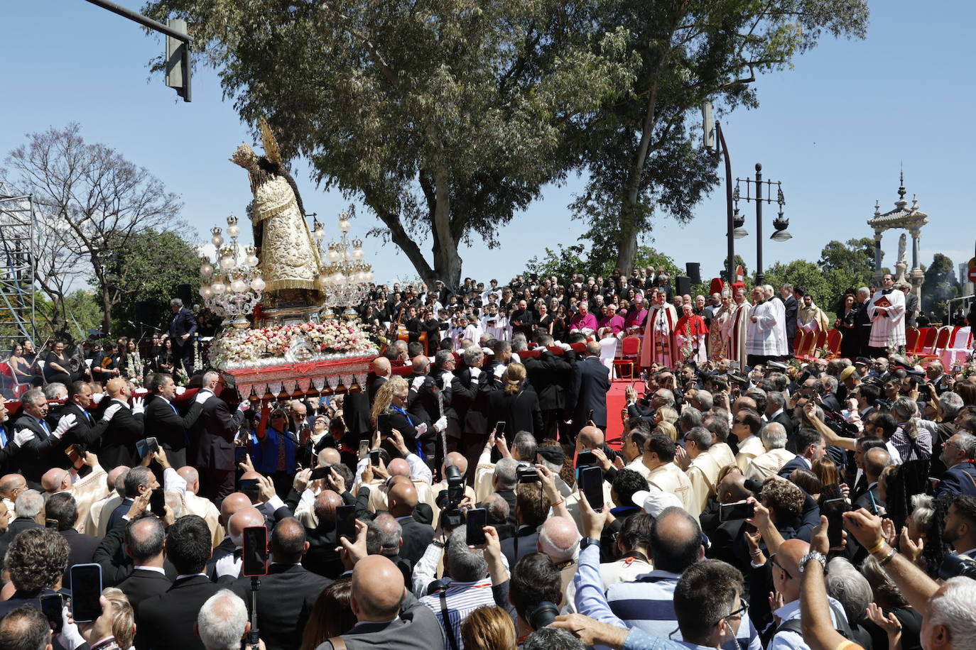 Las mejores imágenes de la procesión extraordinaria por el centenario de la Coronación de la Virgen de los Desamparados