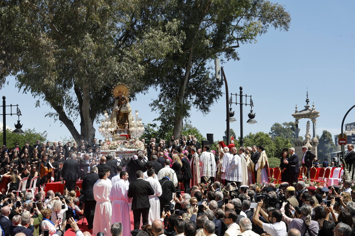 Las mejores imágenes de la procesión extraordinaria por el centenario de la Coronación de la Virgen de los Desamparados