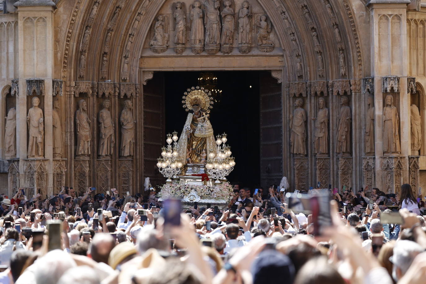 Las mejores imágenes de la procesión extraordinaria por el centenario de la Coronación de la Virgen de los Desamparados