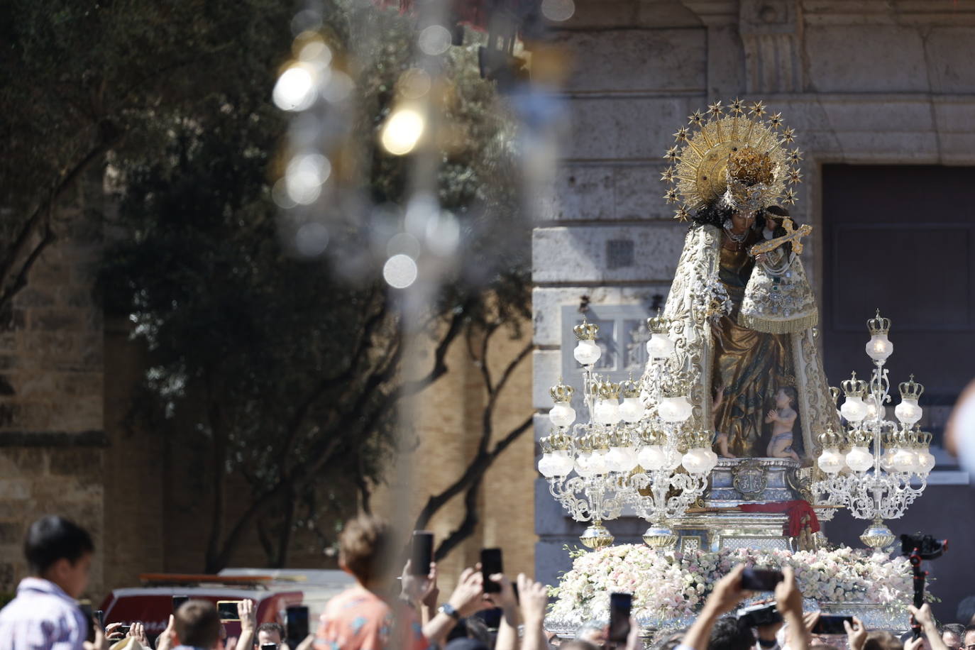 Las mejores imágenes de la procesión extraordinaria por el centenario de la Coronación de la Virgen de los Desamparados