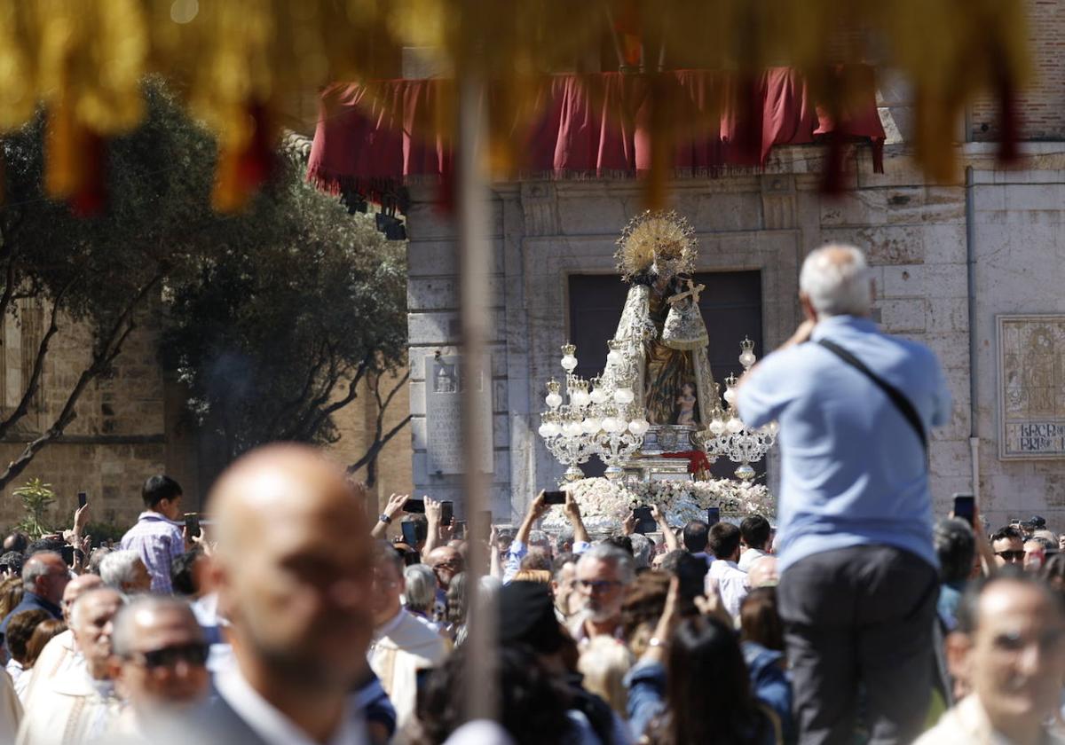 Las mejores imágenes de la procesión extraordinaria por el centenario de la Coronación de la Virgen de los Desamparados