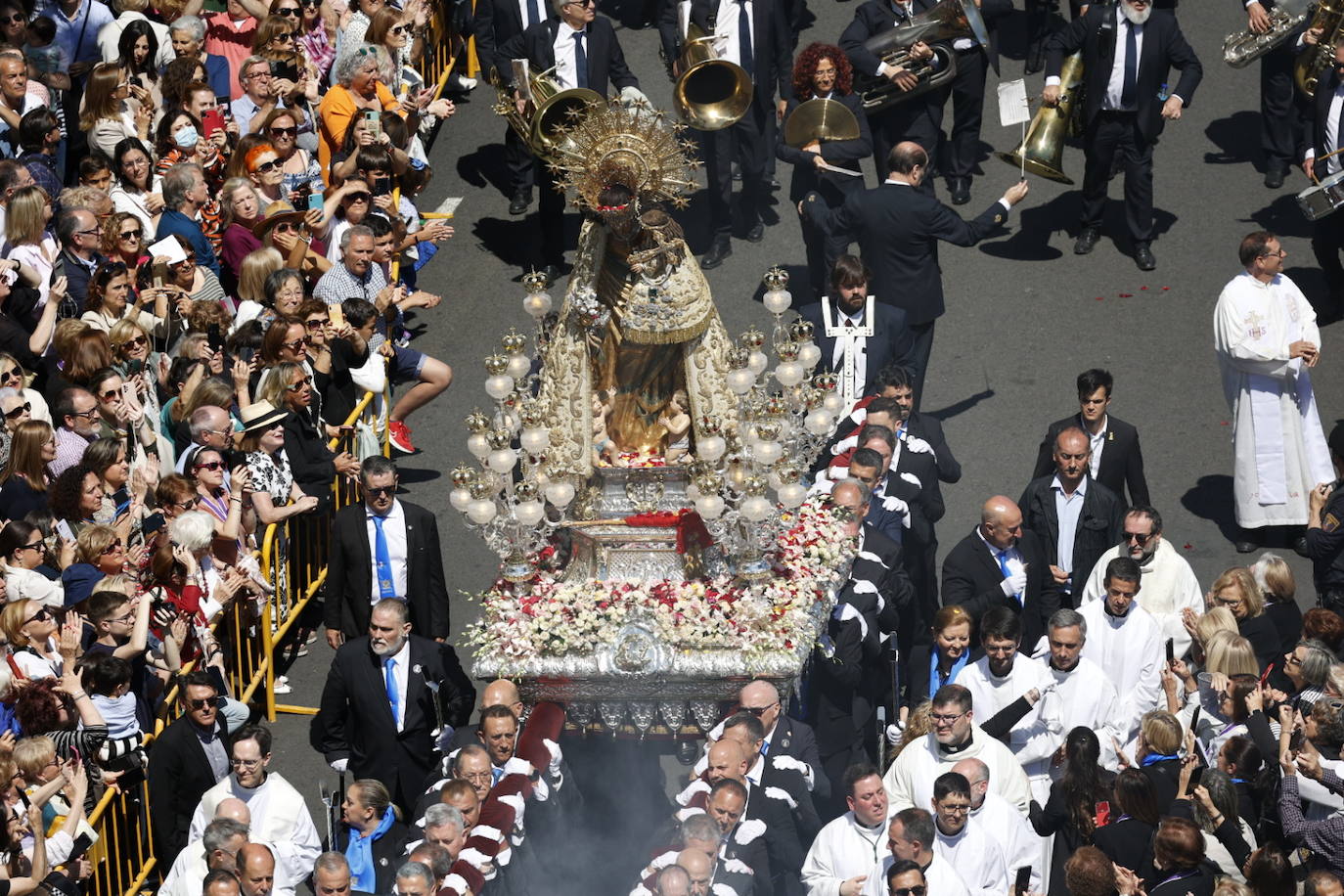 Las mejores imágenes de la procesión extraordinaria por el centenario de la Coronación de la Virgen de los Desamparados