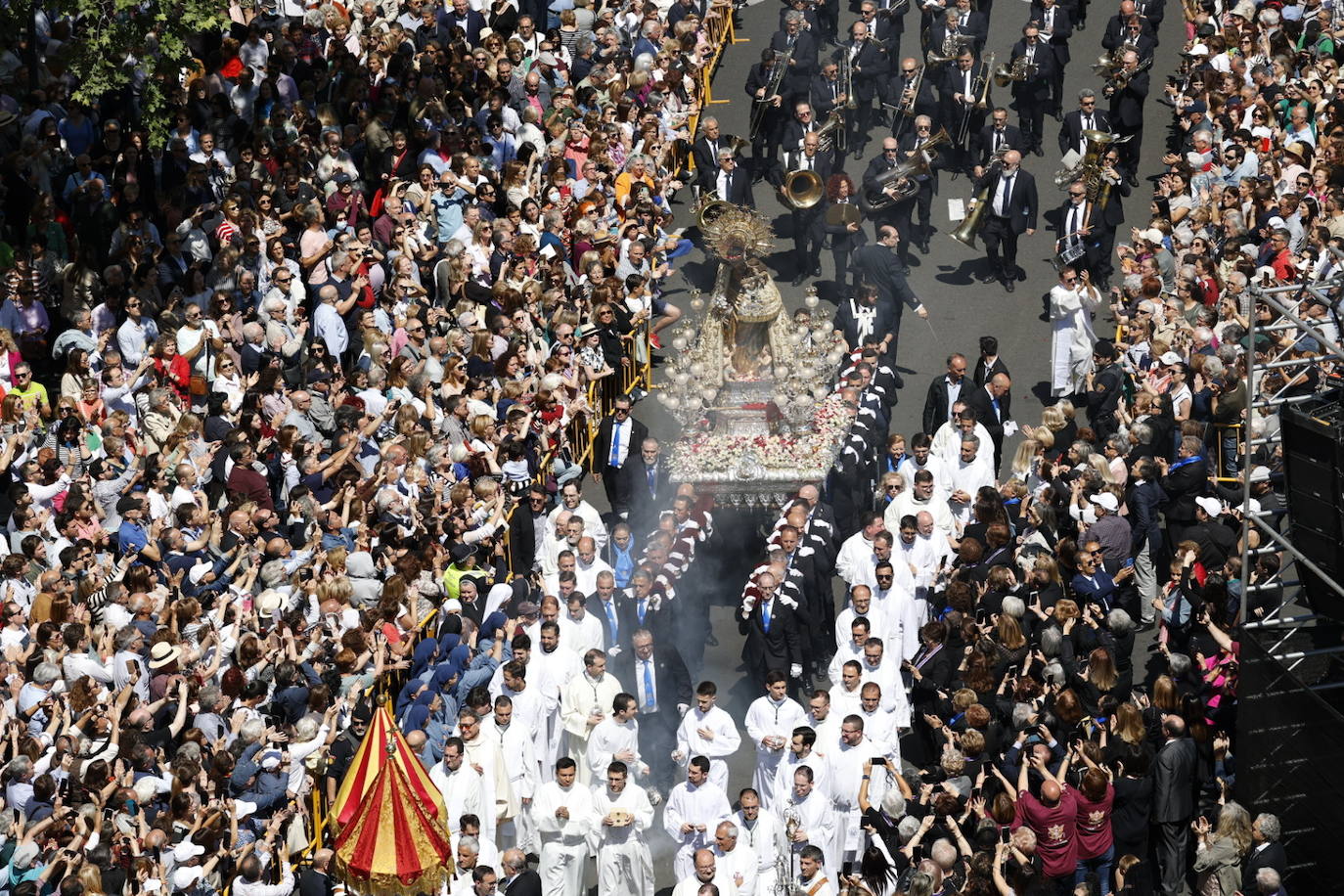 Las mejores imágenes de la procesión extraordinaria por el centenario de la Coronación de la Virgen de los Desamparados