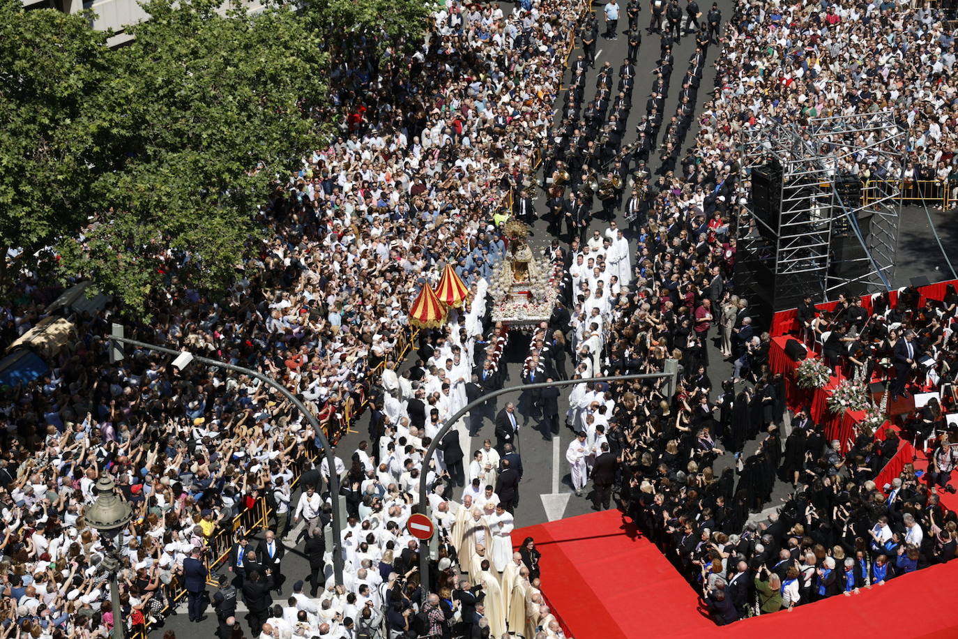 Las mejores imágenes de la procesión extraordinaria por el centenario de la Coronación de la Virgen de los Desamparados