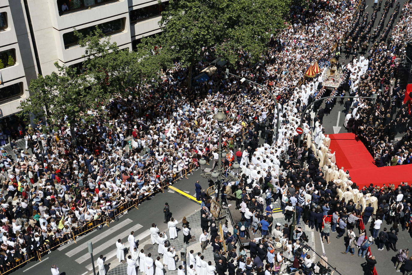 Las mejores imágenes de la procesión extraordinaria por el centenario de la Coronación de la Virgen de los Desamparados