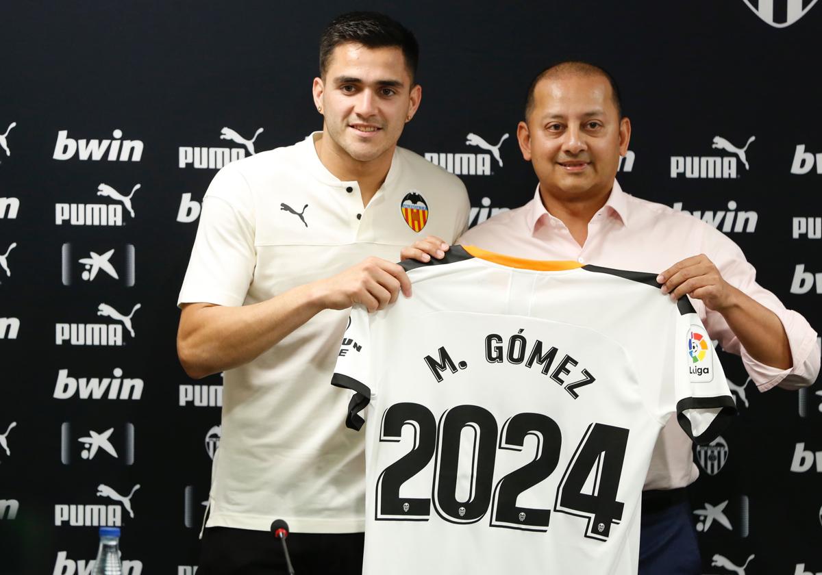 Maxi Gómez, en su presentación con el Valencia, junto a Anil Murthy en 2019.