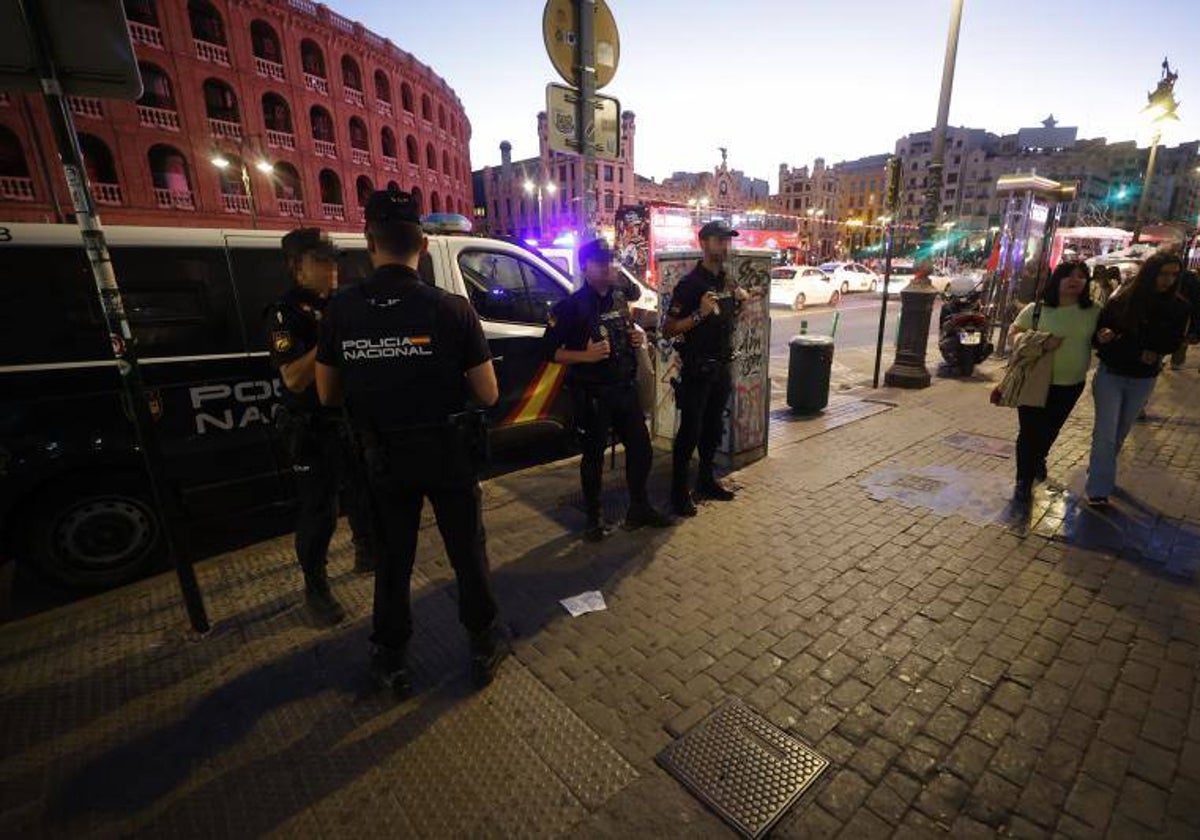 Agentes de la Policía Nacional en el centro de Valencia