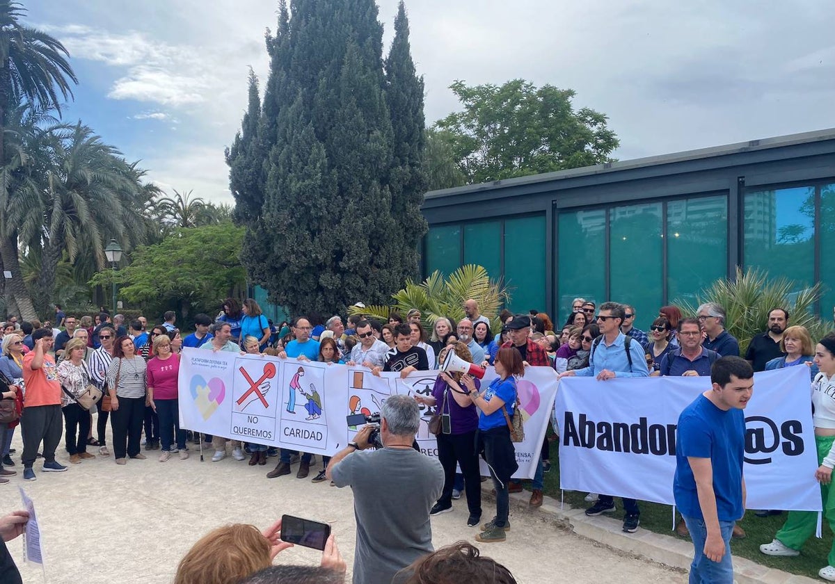 Un momento de la concentración de familias con hijos con autismo en los Jardines de Viveros, este sábado.