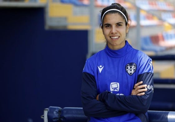 Alba Redondo posa en la ciudad deportiva de Buñol para la entrevista.