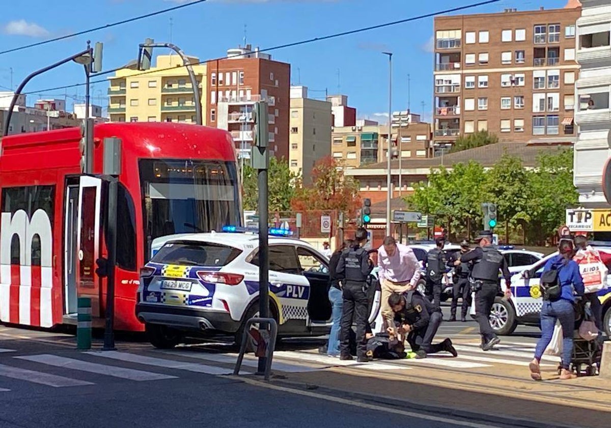 Agentes de policía atienden al compañero herido.