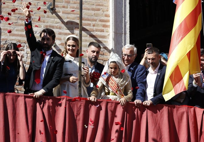 El alcalde de Valencia, Joan Ribó, en el balcón de la Casa Vestuario viendo el Traslado.