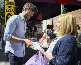 Caballero habla con una vecina, este lunes en el mercadillo extraordinario de Algirós.