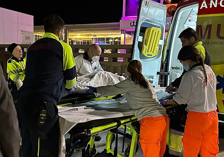 Los sanitarios trasladan a la víctima a la ambulancia.