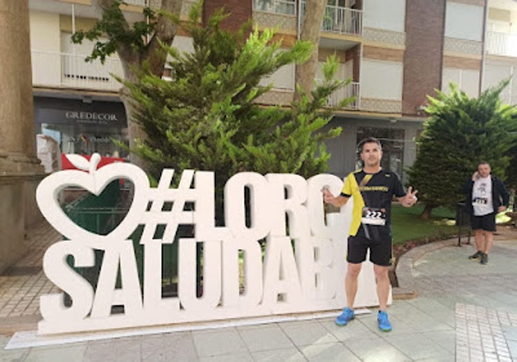 Un socio del club antes de la carrera en Lorca