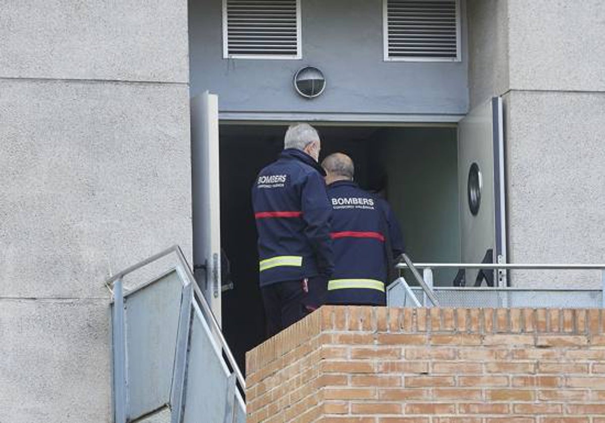 Los bomberos durante la investigación del incendio forestal en Moncada.