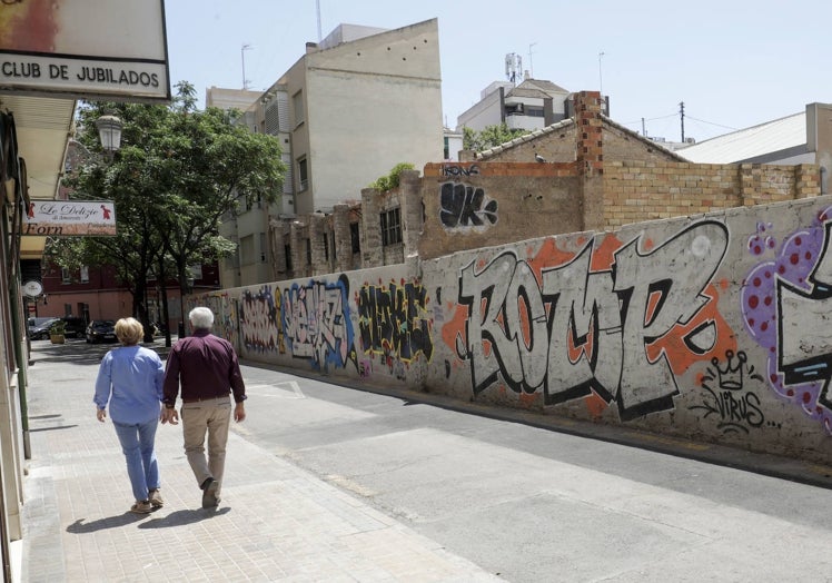 Antiguas naves pendiente de derribo para abrir la calle Dibujante Manuel Gago, en Patraix.