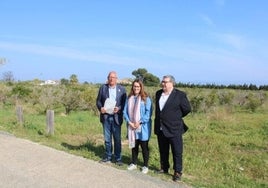 El alcalde de Dénia junto a los ediles Sandra Gertrudix y Paco Roselló, en la presentación del parque ecológico.