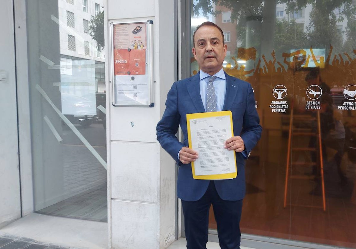 Miguel Zorío, con el escrito de la fiscalía que ha entregado este martes en la oficina de atención al valencianista.