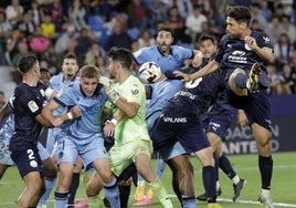 Corner embarullado en el tramo final, donde el argumento ofensivo fue los balones al área.