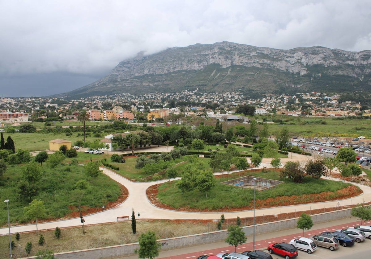 El Bosc de Diana con el Montgó al fondo.