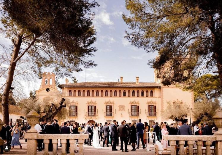 Imagen principal - Enlace en la Vallesa de Mandor, espacio gestionado por Gourmet. A la izquierda, el Grupo el Alto lleva años en esta masía, que pertenece a la familia Aliño. A la derecha, una pareja en el entorno de la Cartuja, en El Puig.