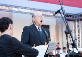 Miguel Bou interpreta el Himno Regional en la Missa d'Infants de 2023.