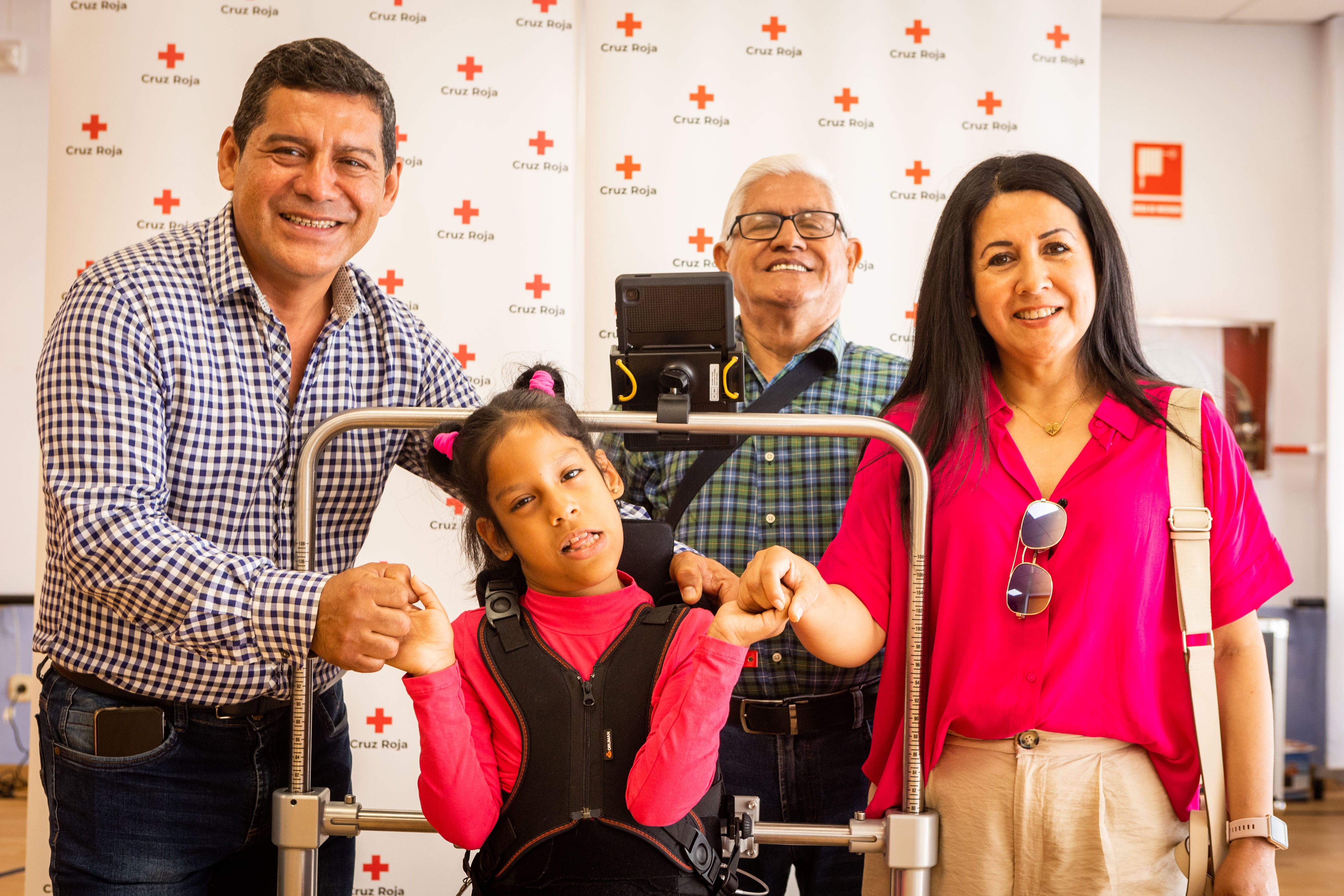 Isabella, con sus padres y su abuelo.